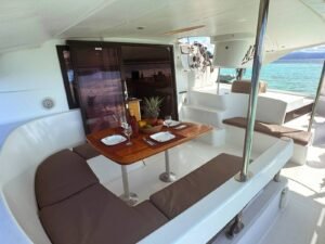 mesa exterior en catamaran Lipari 41 en San Blas con vista al mar Caribe y espacio de comedor a bordo