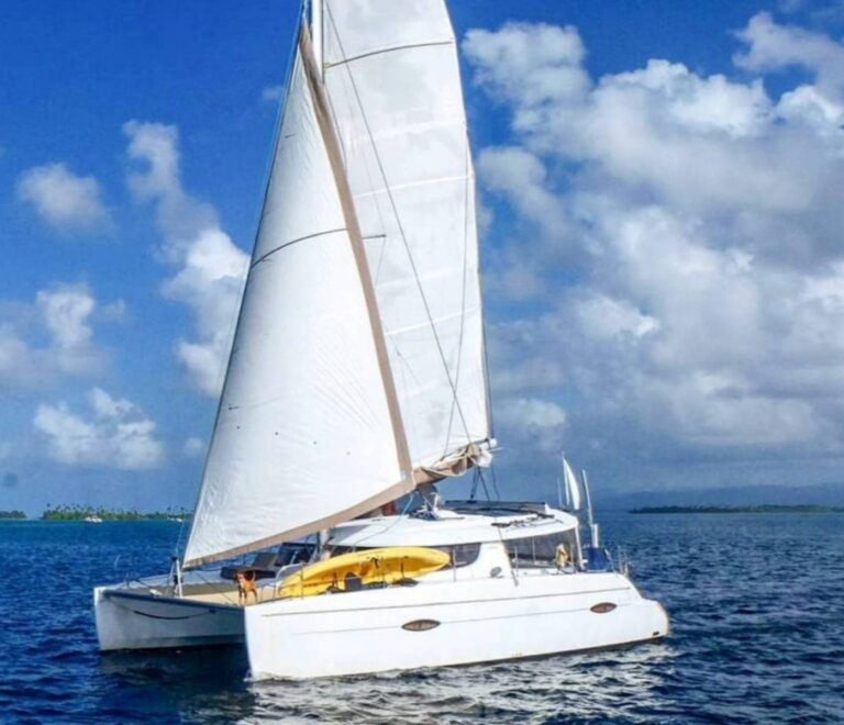 catamaran Lipari 41 navegando a vela en San Blas Caribe Panama con mar azul y cielo despejado