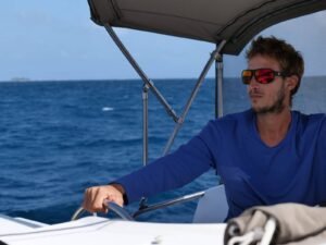 capitan navegando catamaran Lipari 41 en San Blas durante experiencia de navegacion en el Caribe Panama