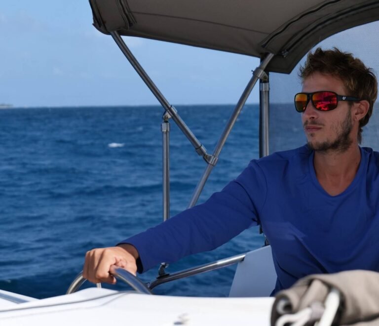 capitan navegando catamaran Lipari 41 en San Blas durante experiencia de navegacion en el Caribe Panama