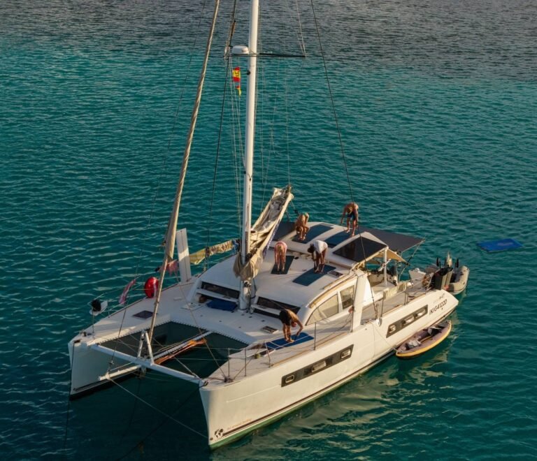 Catamarán navegando en San Blas durante retiro de bienestar en el Caribe