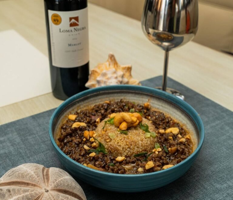 Plato saludable servido en catamarán en San Blas con ingredientes frescos y nutritivos