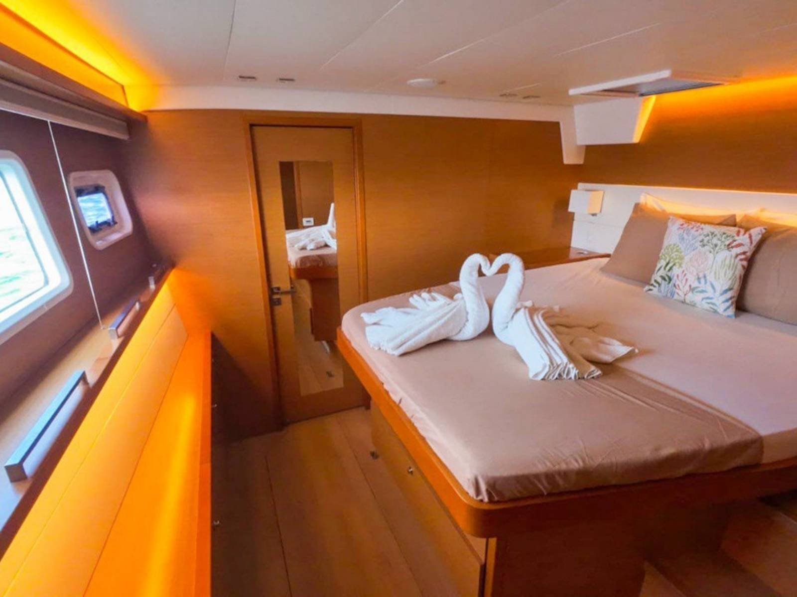 cabina amplia y elegante en catamarán Lagoon 56 en San Blas interior con diseño cálido y espacioso