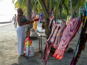 Artesanías guna en Cayos Holandeses San Blas con tejidos tradicionales y cultura local