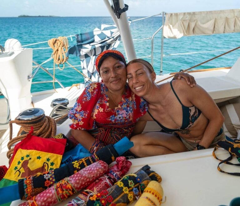 Artesanas Guna mostrando textiles tradicionales a bordo de catamarán en San Blas