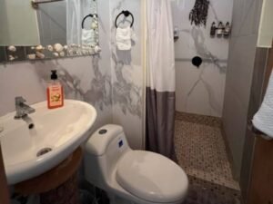 Baño completo con ducha privada en cabaña deluxe en Cayos Holandeses San Blas