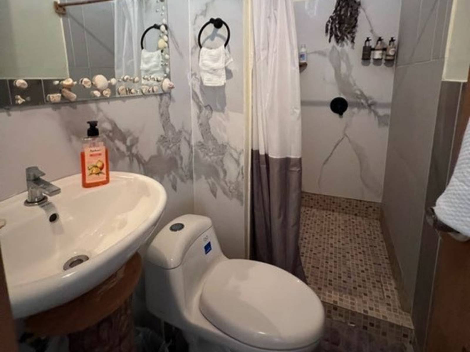 Baño completo con ducha privada en cabaña deluxe en Cayos Holandeses San Blas