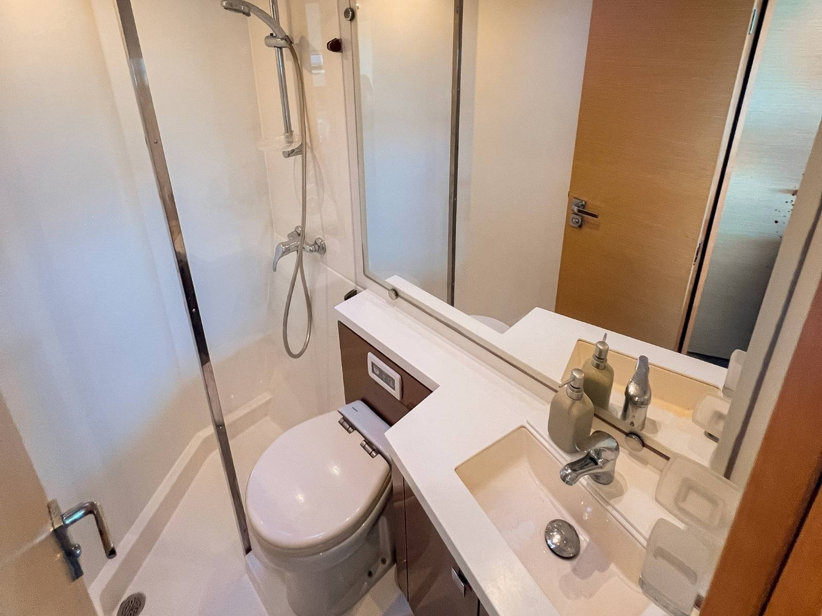 baño privado en catamarán en San Blas con ducha y lavabo moderno a bordo del Ipanema 58