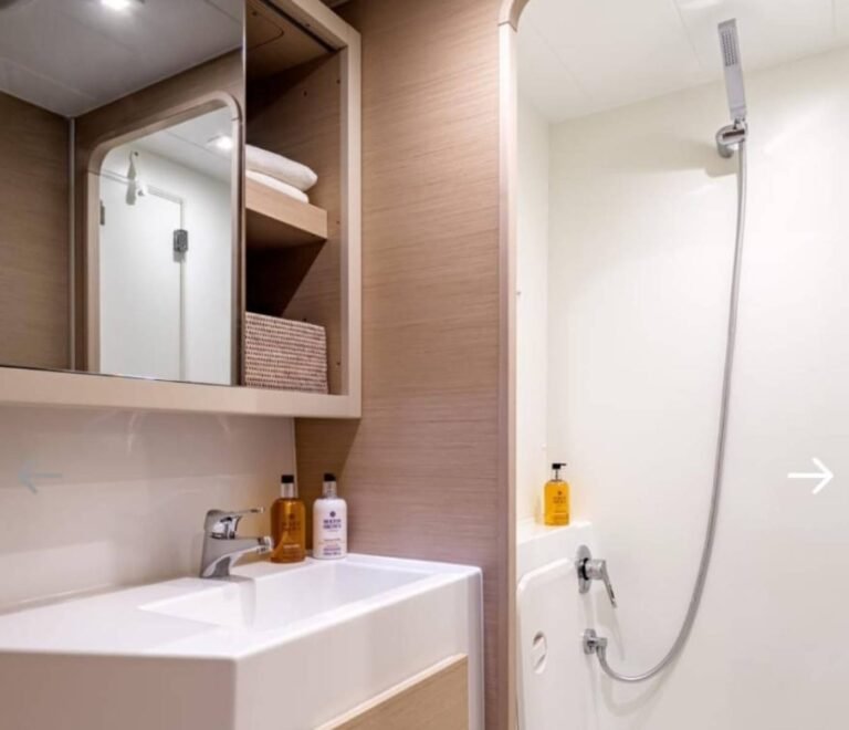 baño moderno con ducha en catamarán Lagoon 42 en San Blas baño privado limpio y cómodo