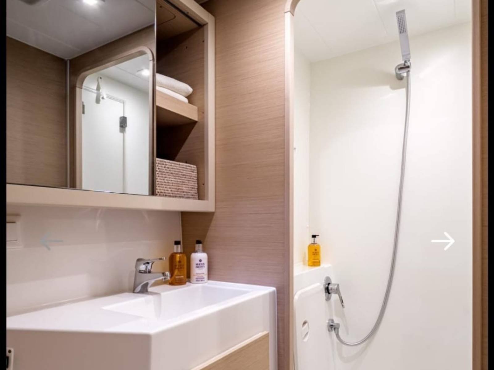 baño moderno con ducha en catamarán Lagoon 42 en San Blas baño privado limpio y cómodo