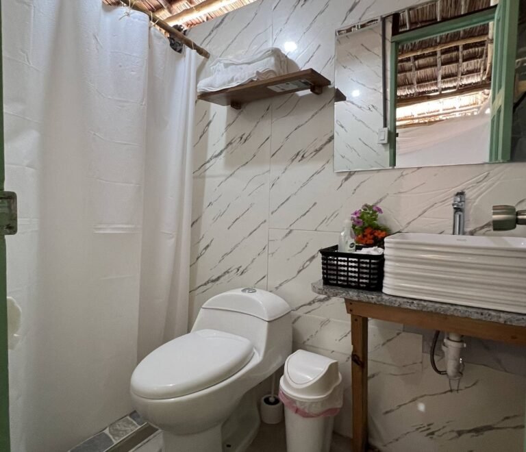 Baño privado en cabaña de San Blas Panamá con ducha, lavabo y espacio limpio en alojamiento turístico