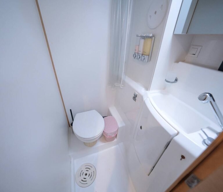 baño con ducha en catamaran Lagoon 40 en San Blas con espacio funcional y comodo a bordo