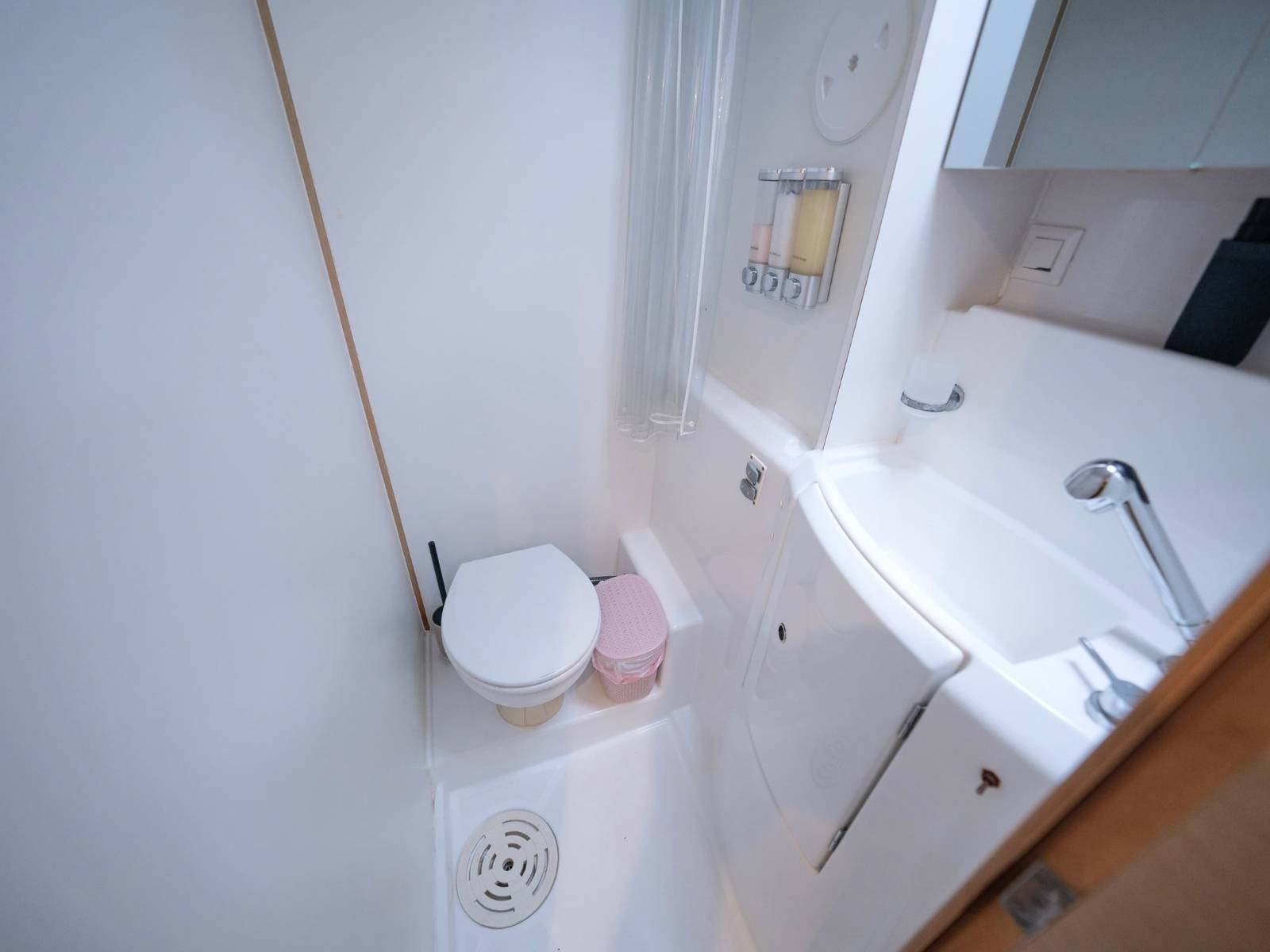 baño con ducha en catamaran Lagoon 40 en San Blas con espacio funcional y comodo a bordo