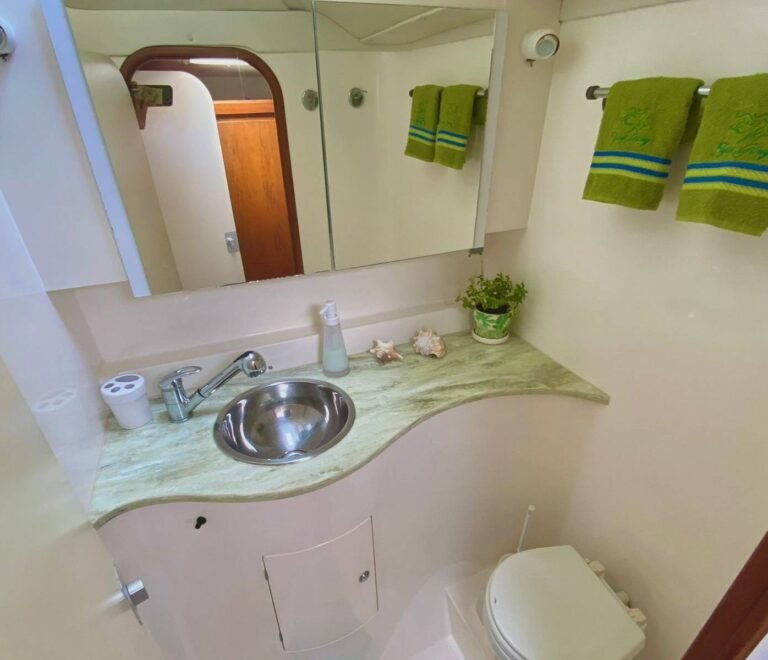 baño privado en catamarán en San Blas con lavamanos y espacio funcional