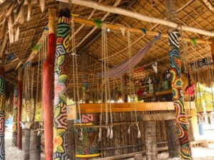 Bar en isla de San Blas Panamá con cócteles tropicales y ambiente caribeño en alojamiento turístico