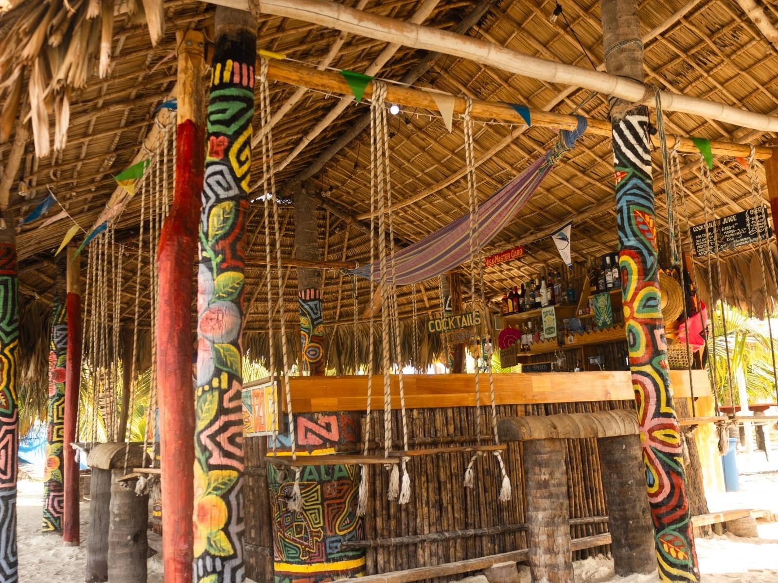 Bar en isla de San Blas Panamá con cócteles tropicales y ambiente caribeño en alojamiento turístico