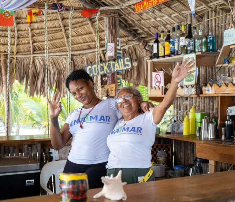 Barman en Cayos Holandeses San Blas preparando bebidas en bar de isla caribeña
