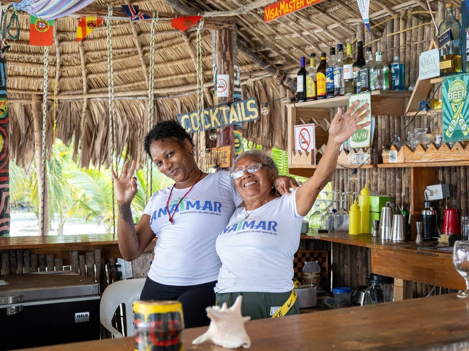 Barman en Cayos Holandeses San Blas preparando bebidas en bar de isla caribeña