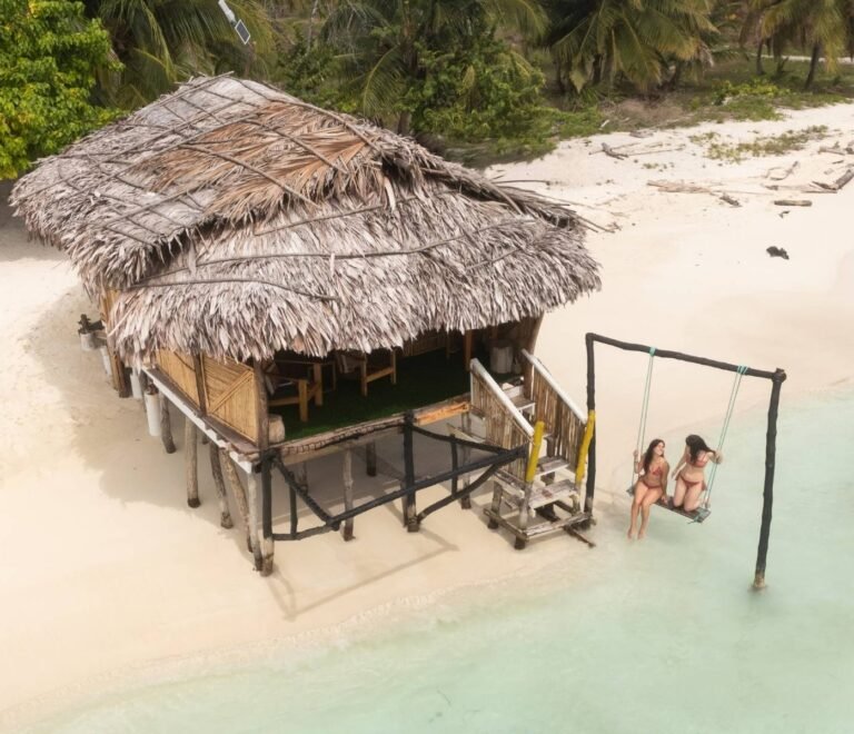 Cabaña bungalow sobre el agua en San Blas con hamaca frente al mar Caribe y playa de arena blanca