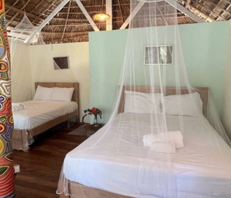 Cabaña deluxe en Cayos Holandeses San Blas con dos camas amplias y mosquitero en interior cómodo