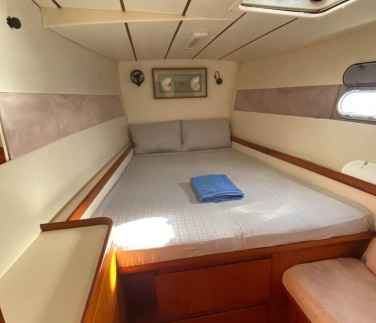 cabina privada en catamarán Lagoon 55 en San Blas con cama amplia y ambiente acogedor