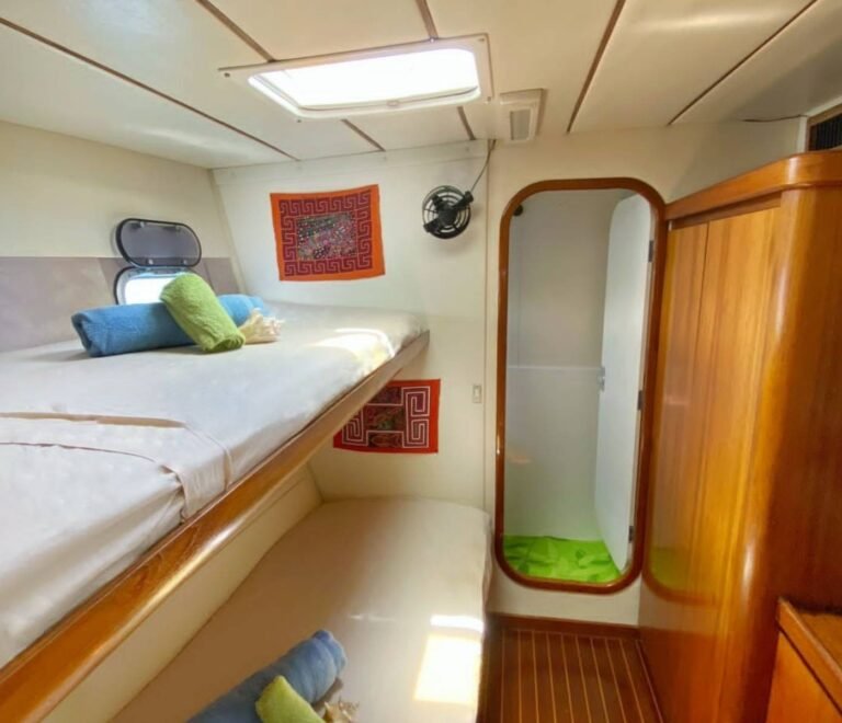 cabina con camas individuales en catamarán en San Blas con espacio funcional