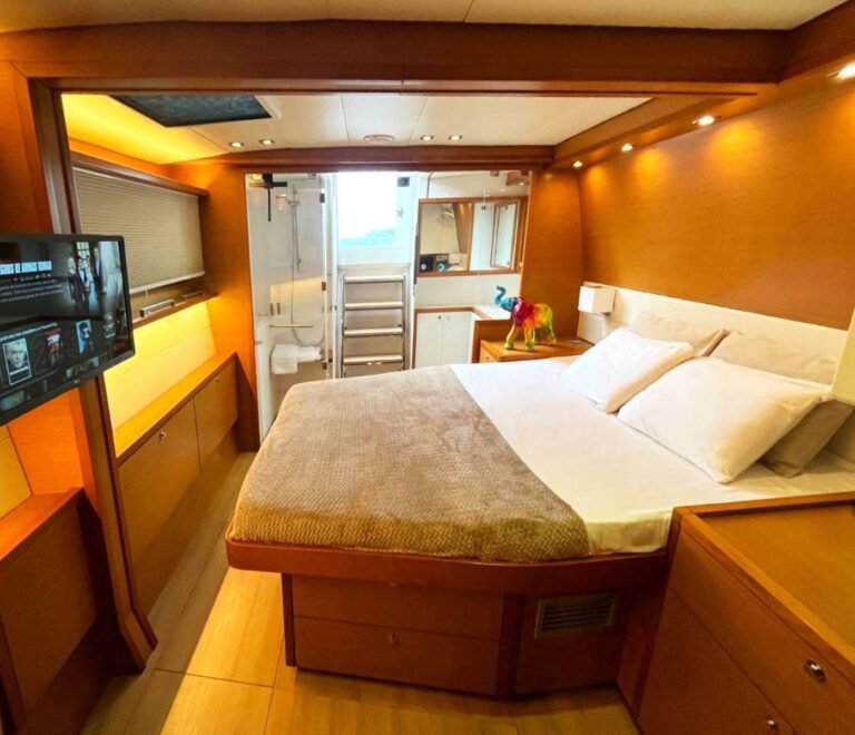 cabina con televisión y aire acondicionado en catamarán Lagoon 56 en San Blas habitación equipada