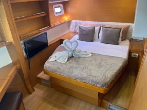 cabina confortable en catamarán Lagoon 56 en San Blas habitación acogedora con cama doble
