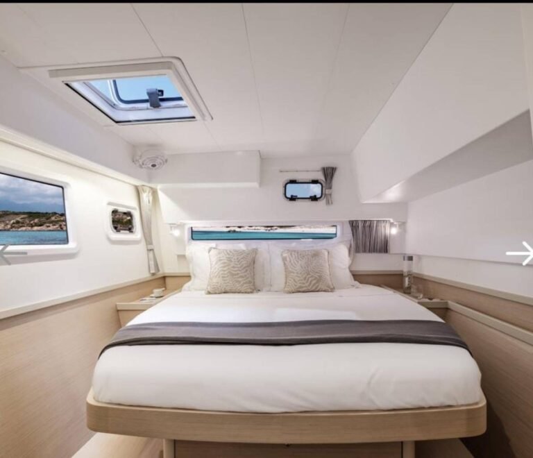 cabina moderna en catamarán Lagoon 42 en San Blas habitación tipo hotel en el Caribe