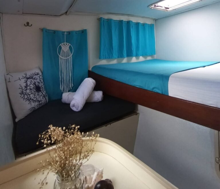 cabina individual en catamaran Lagoon 37 en San Blas con cama comoda y espacio funcional a bordo