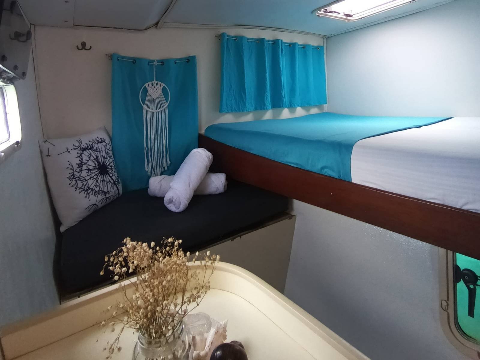 cabina individual en catamaran Lagoon 37 en San Blas con cama comoda y espacio funcional a bordo