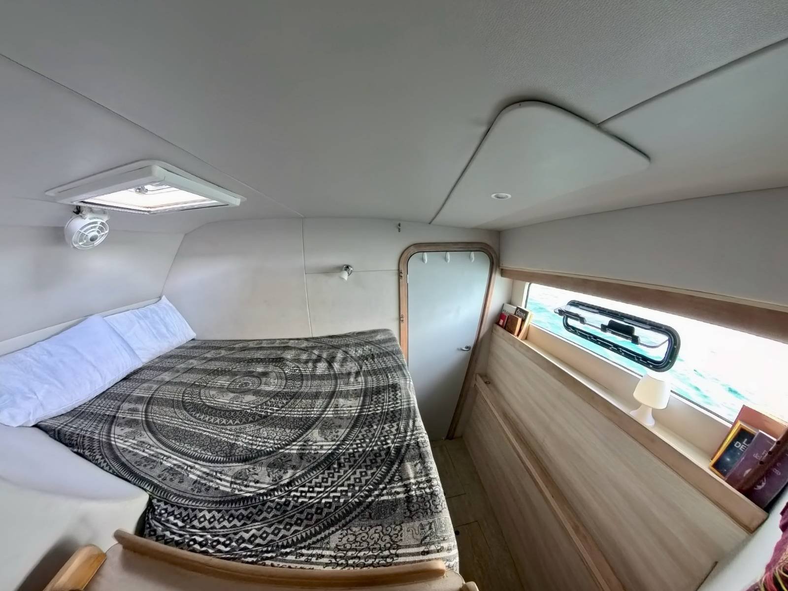 Cabina privada en catamarán en San Blas con cama doble y espacio cómodo para descanso a bordo