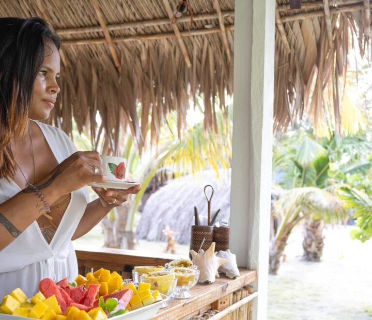 Desayuno en cabaña deluxe en Cayos Holandeses San Blas con frutas frescas y vista tropical