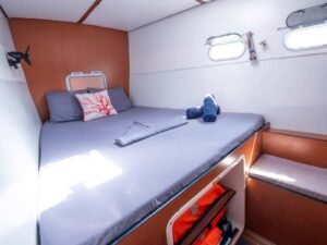 Cabina con cama doble en catamarán Lagoon 57 en San Blas, espacio amplio y luminoso para descanso a bordo