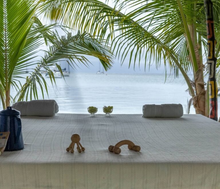 Área de masajes frente al mar en San Blas Panamá con vista al Caribe y ambiente relajante