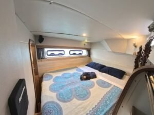Camarote amplio en catamarán en San Blas con cama doble y espacio cómodo para descanso