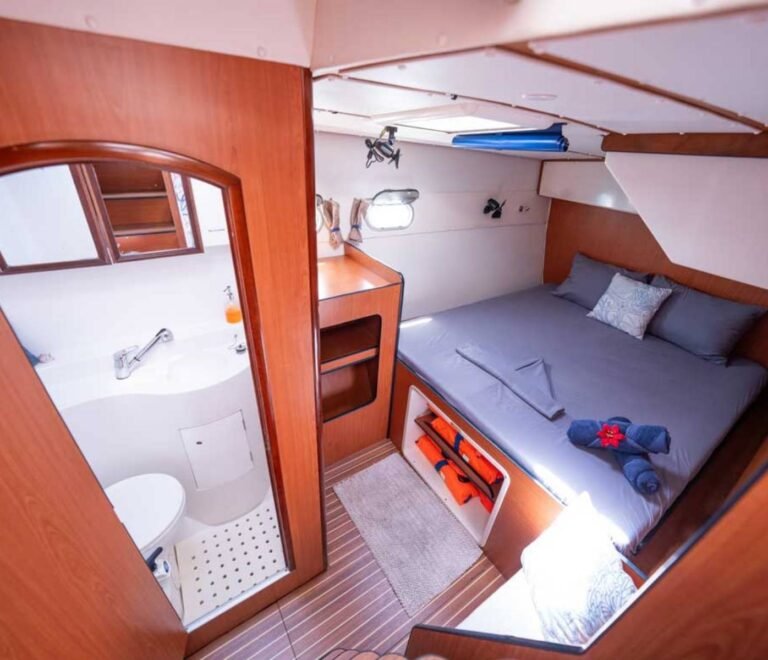 Suite con cama doble y baño privado en catamarán Lagoon 57 en San Blas, cabina cómoda y bien equipada