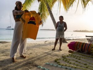 Ropa con diseños tradicionales guna en Cayos Holandeses San Blas con cultura local en la playa