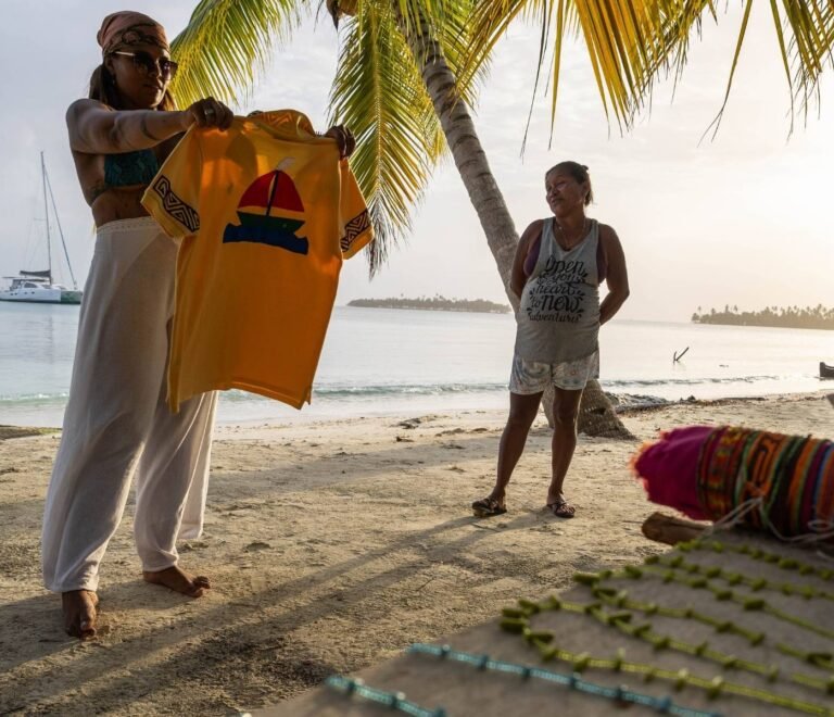 Ropa con diseños tradicionales guna en Cayos Holandeses San Blas con cultura local en la playa