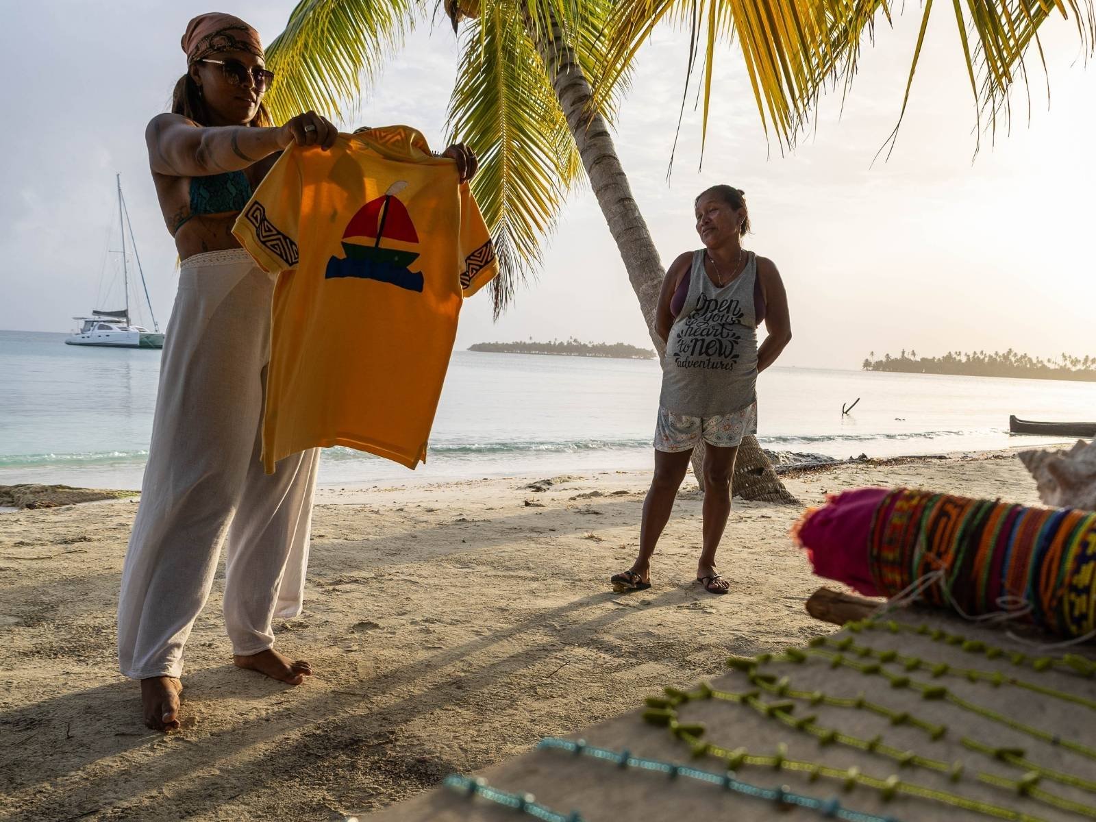 Ropa con diseños tradicionales guna en Cayos Holandeses San Blas con cultura local en la playa