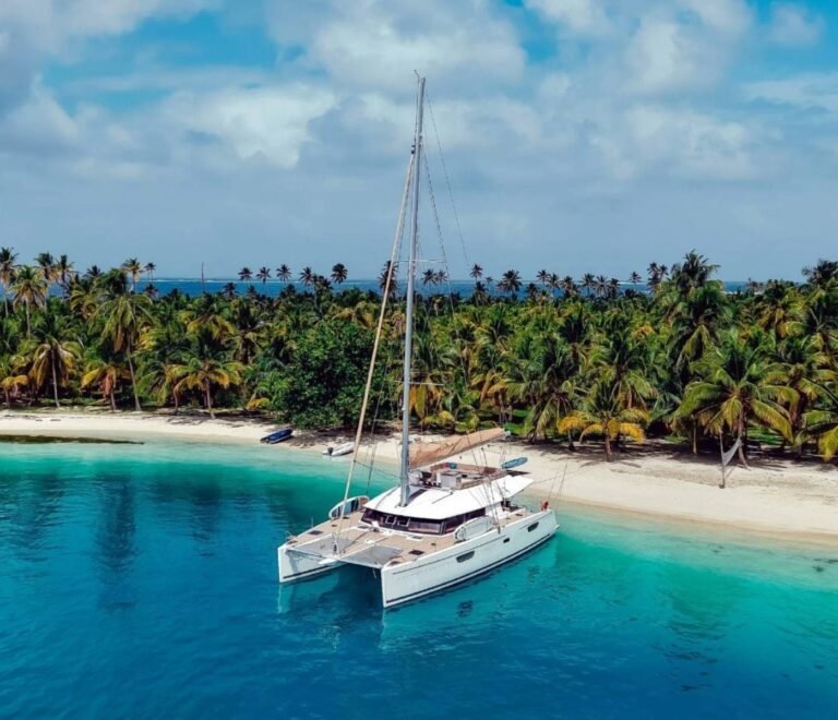 catamarán de lujo en San Blas anclado frente a isla paradisíaca en Guna Yala Panamá