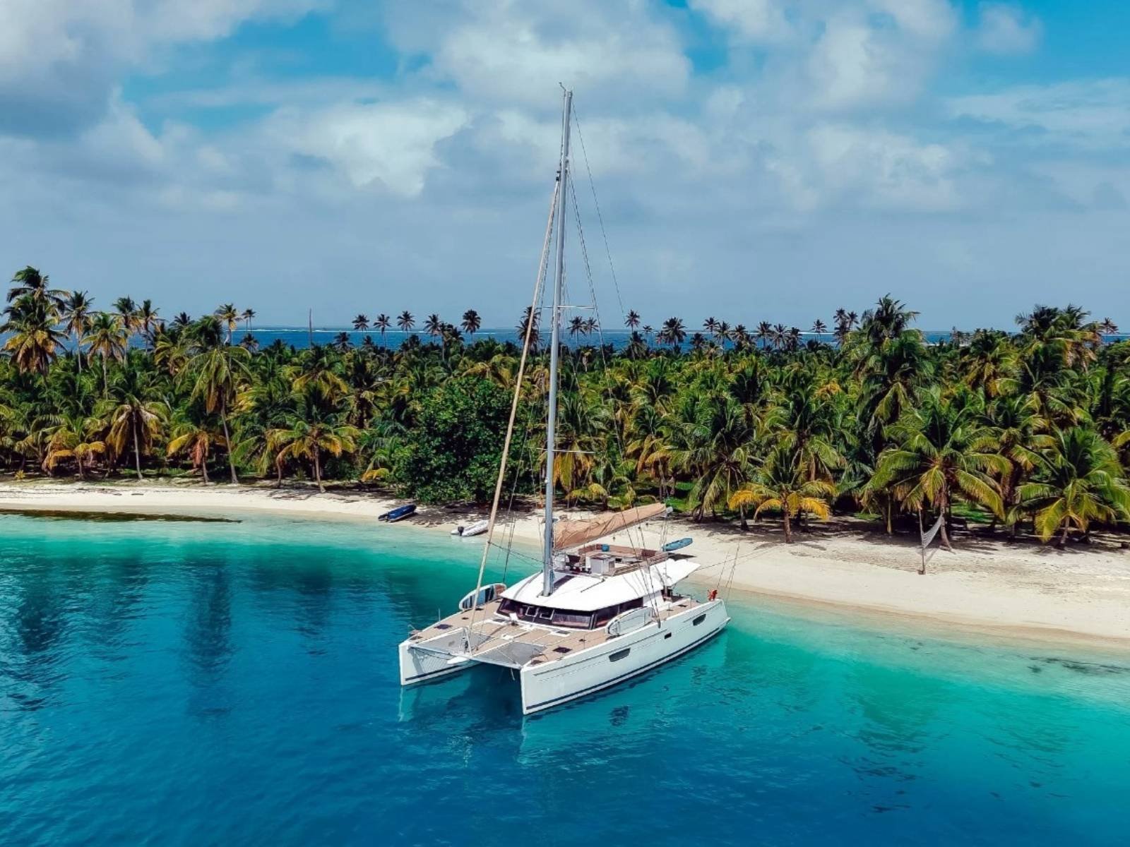 catamarán de lujo en San Blas anclado frente a isla paradisíaca en Guna Yala Panamá