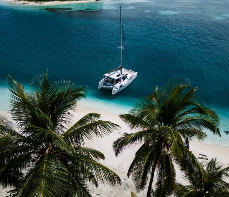 catamaran Lagoon 37 en San Blas visto desde isla con palmeras y aguas cristalinas del Caribe Panama