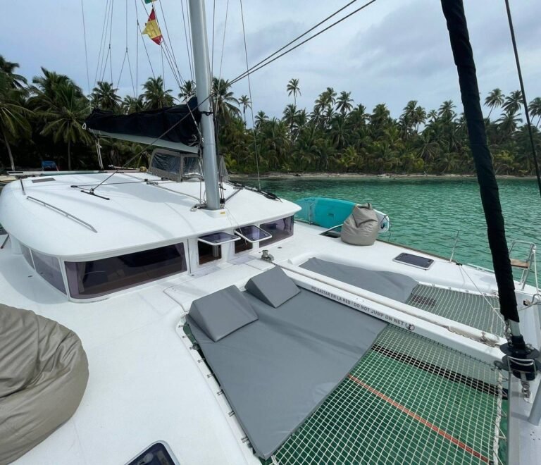 catamarán Lagoon 40 en San Blas Panamá con área de descanso frente al mar Caribe