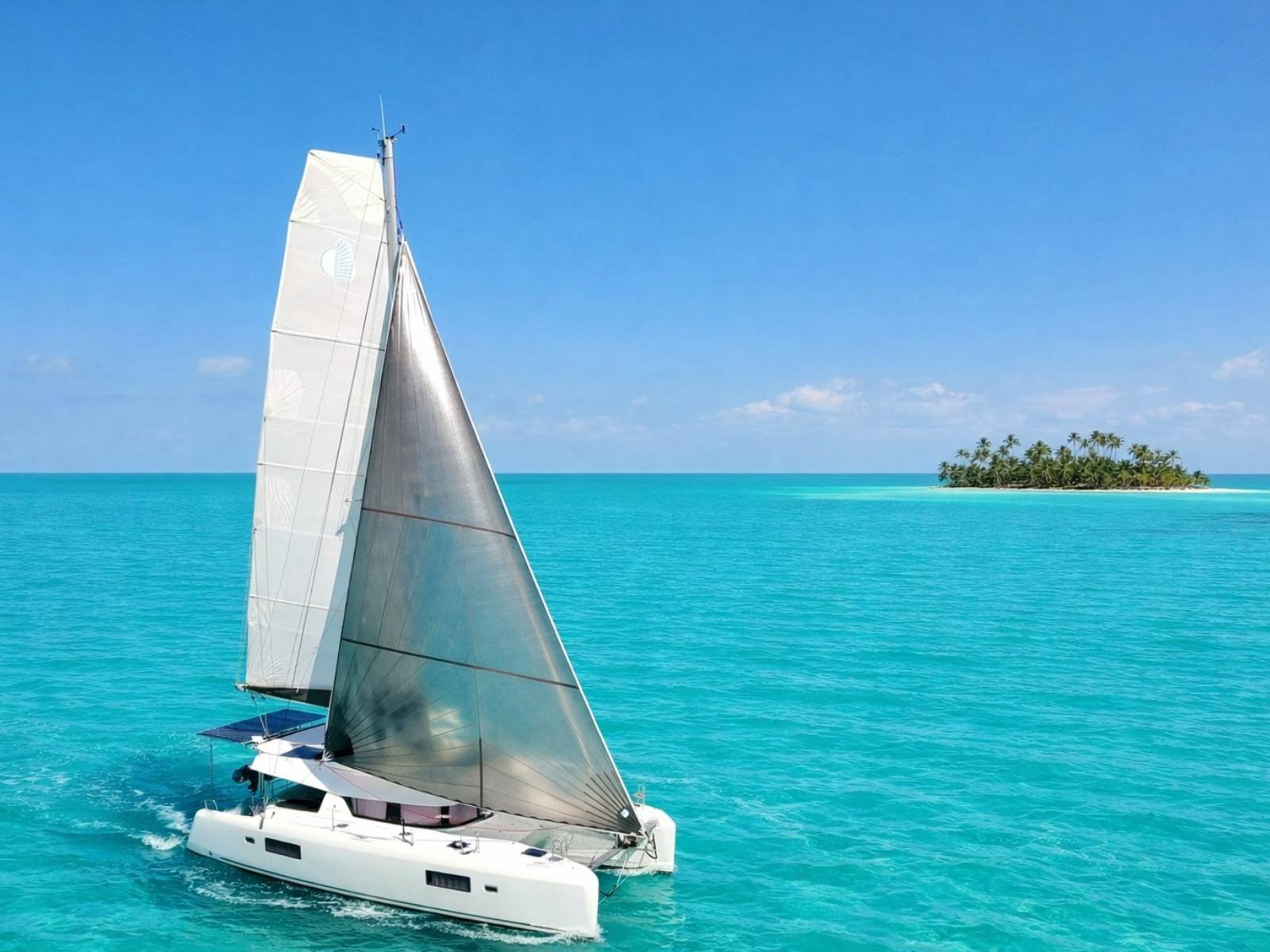 catamarán Lagoon 42 en San Blas navegando cerca de isla tropical en aguas turquesas del Caribe