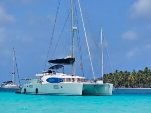 catamarán Lagoon 44 en San Blas Panamá sobre aguas turquesa con entorno tropical