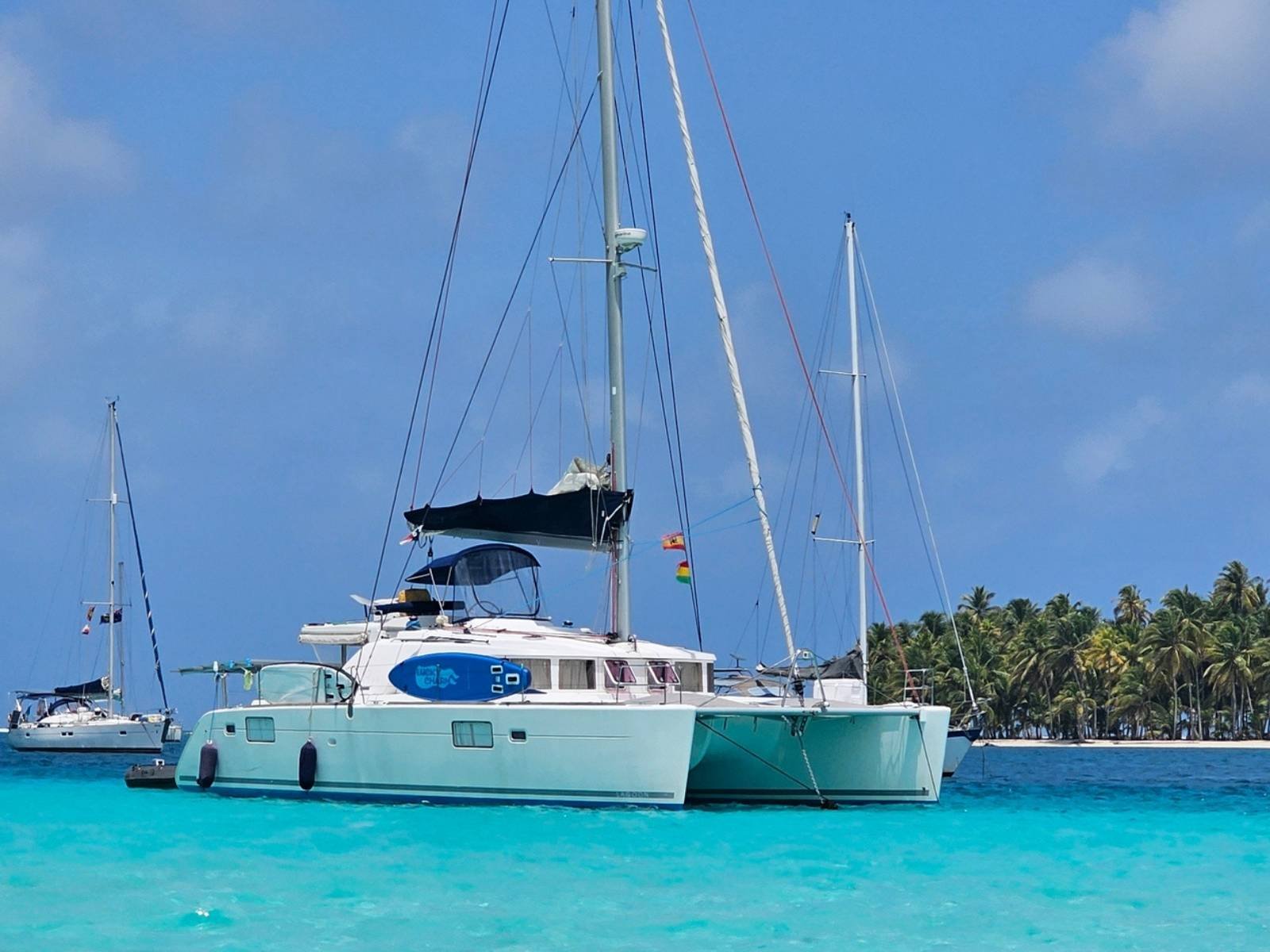 catamarán Lagoon 44 en San Blas Panamá sobre aguas turquesa con entorno tropical