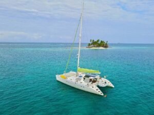 catamarán Lagoon 55 navegando en San Blas con isla tropical y mar turquesa