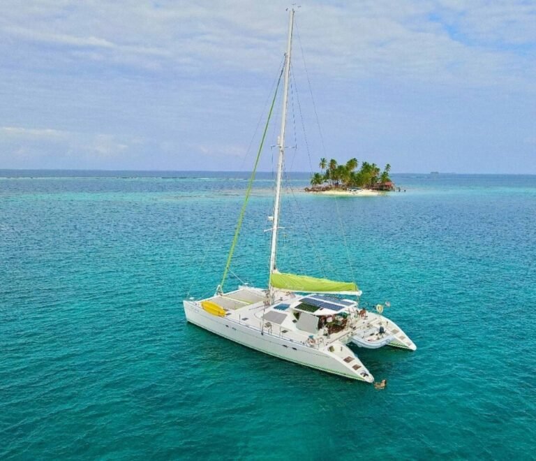 catamarán Lagoon 55 navegando en San Blas con isla tropical y mar turquesa
