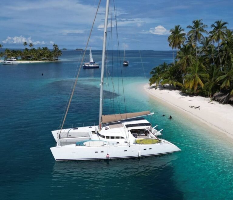 Catamarán Lagoon 57 fondeado en aguas turquesas de San Blas con playa de arena blanca y palmeras